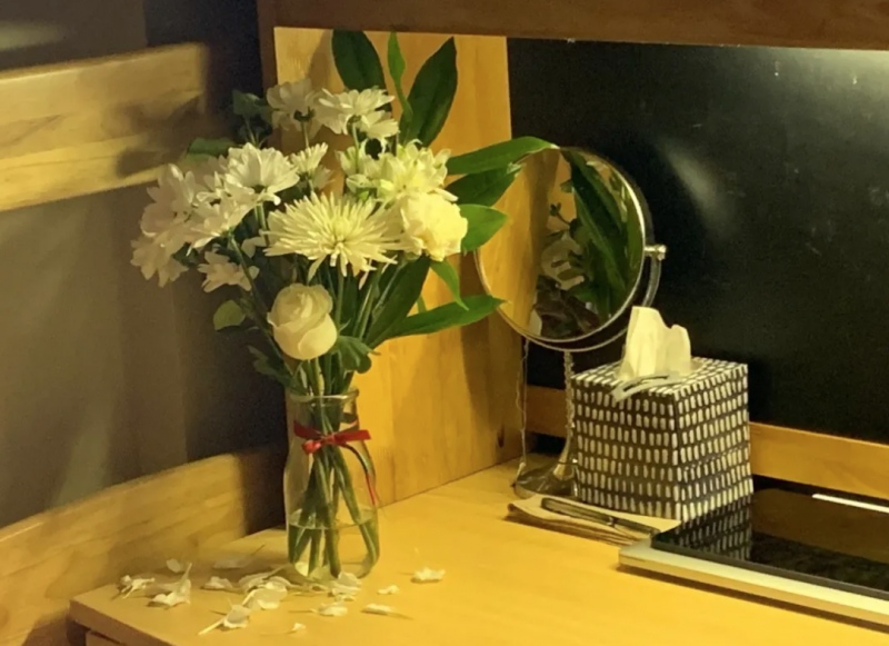 桌子上的花瓶里插满了鲜花 描述已自动生成